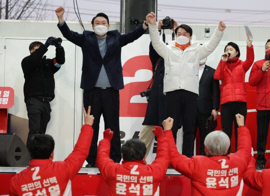 안철수(오른쪽) 국민의당 대표가 지난 5일 윤석열 국민의힘 대선후보와 서울 광진구 어린이대공원 후문 광장에서 공동 유세를 하고 있다. 연합뉴스